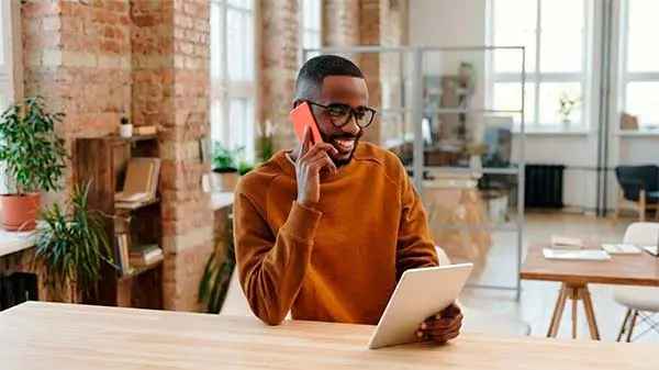 Equipe celebrando sucesso